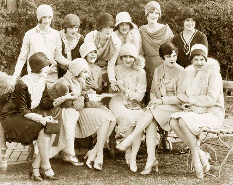 Мэри Пикфорд на чайной вечеринке с подругами, 1928 год